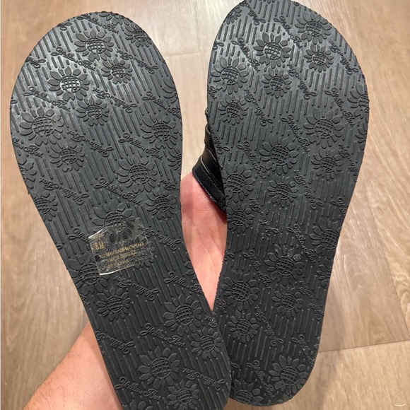 Yellow box, black sandals, size 8, new without tags - Picture 3 of 3